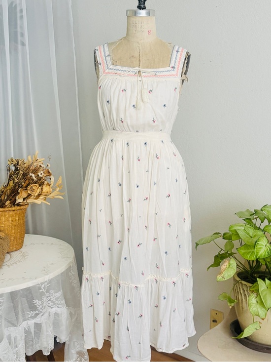 Old Navy Dresses & Skirts - Old Navy 100% cotton Cream Maxi Dress with Multicolor Embroidery